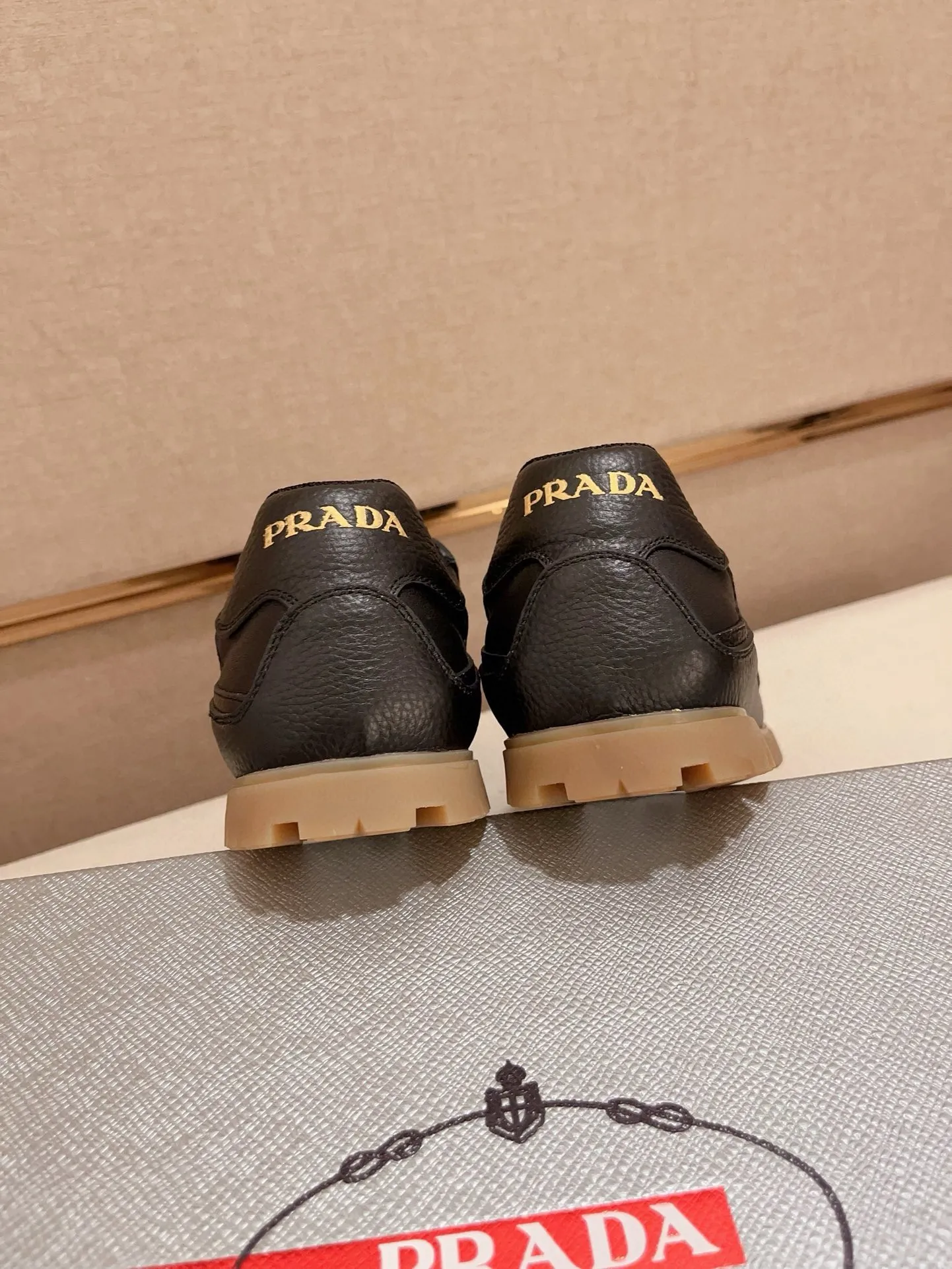 Men's shoes 💰 540💰 ✔️✔️✔️Higher version High-quality new PRADA (Prada) counters are launched at the same time. The new men's shoes and 😘 fabrics are made of high-tech glue-making technology. Lining: Full cowhide lining. 👍🏿 High-end ☄️ air-cushion molded anti-slip rubber outsole, exquisite lines, simple and elegant, comfortable and high-end for leisure travel. Code number: 38 to 44 (45 can be customized and cannot be returned or exchanged)